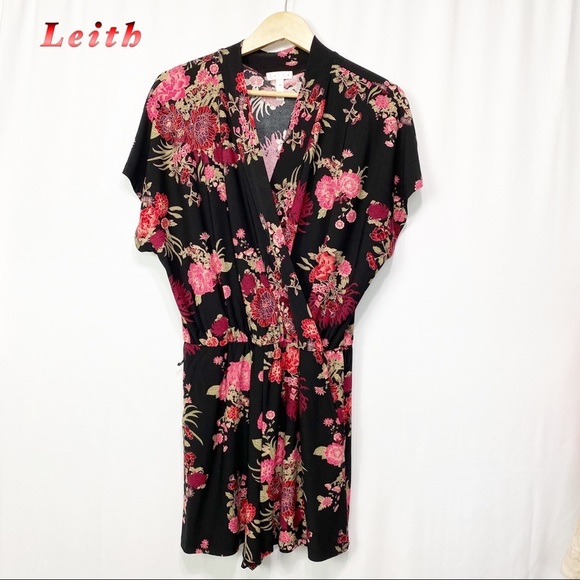 Leith Pants - Leith-Black Floral V neck Romper w Pockets M